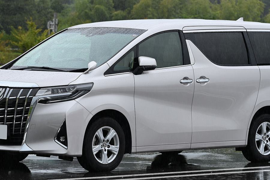 Toyota Alphard, белый минивэн третьего поколения
