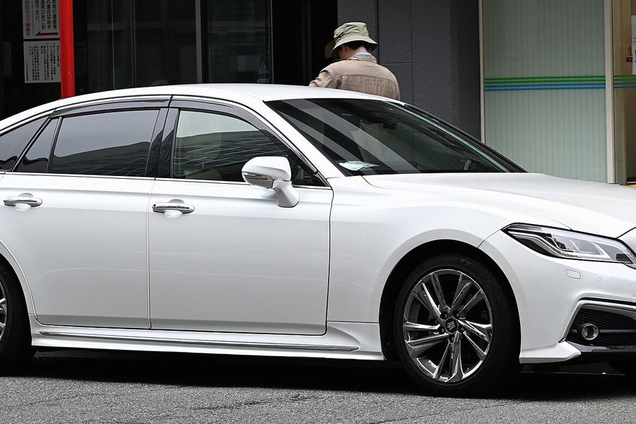 Toyota Crown S220, белый седан, гибрид
