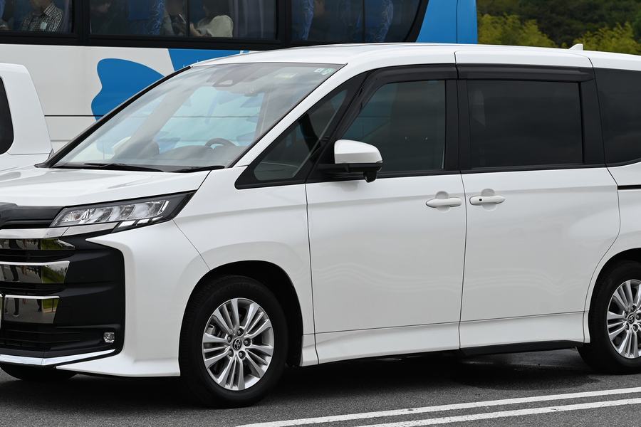 Toyota Noah Hybrid, компактный минивэн