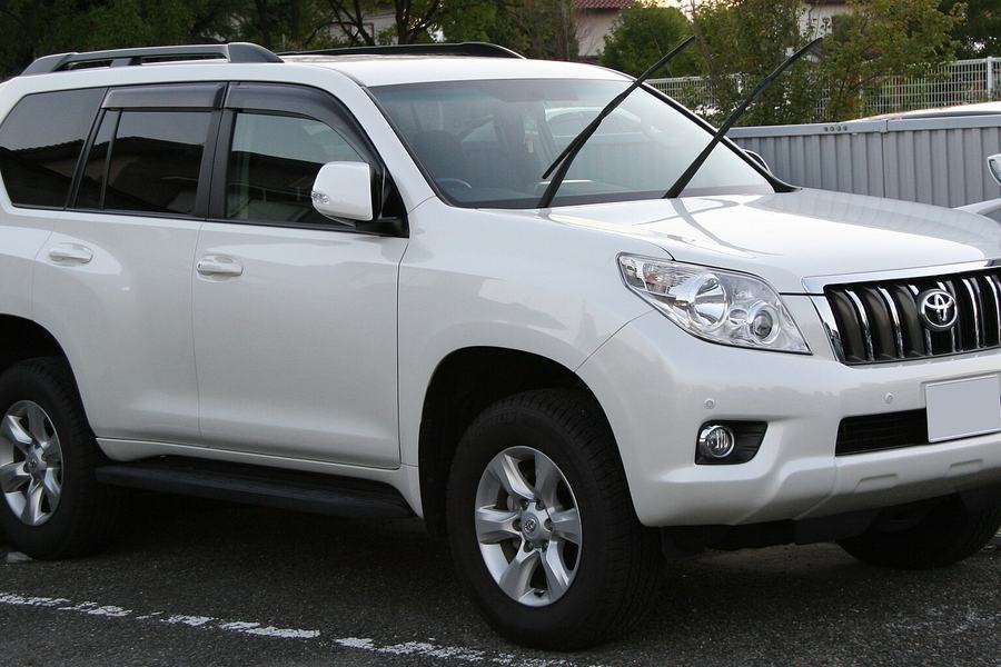 Toyota Land Cruiser Prado 150, белый внедорожник