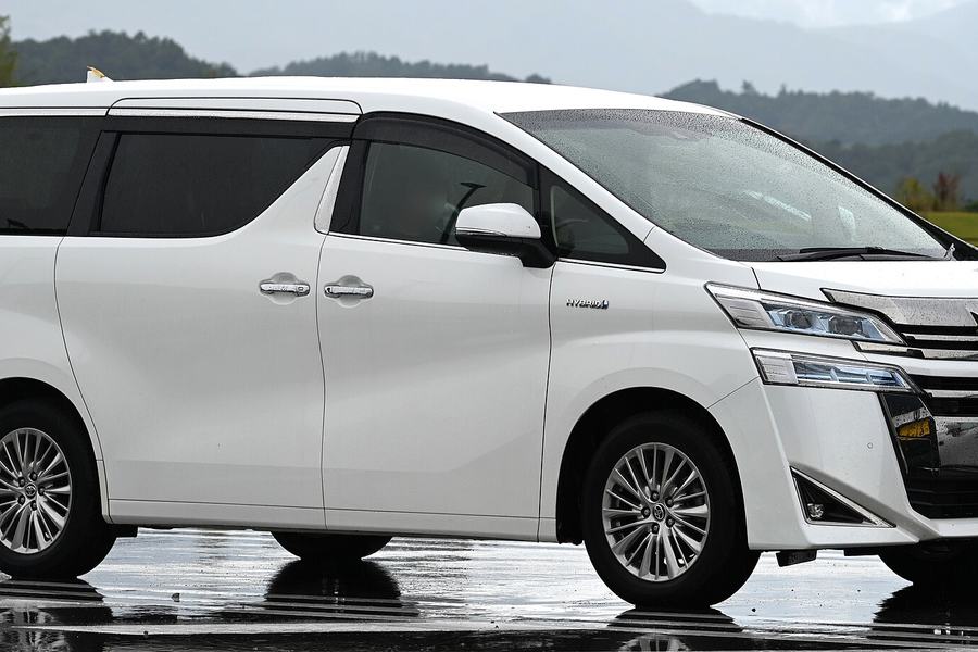 Toyota Vellfire Hybrid, белый минивэн
